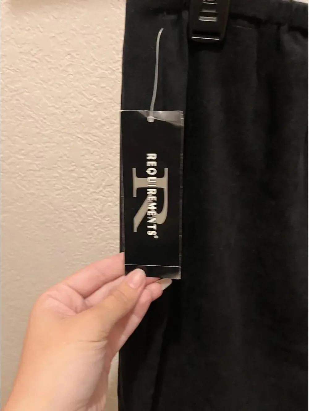 Vintage Black midi skirt with zipper and button closure #midi #classic